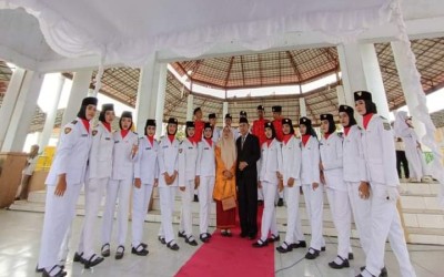 PASKIB dan Marching Band SMKS PURUHITA SURABAYA Menjadi Petugas Upacara HUT RI Ke-78 di Paruga Na'e Sila