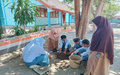 Siswa Fase- E SMKS PURUHITA SURABAYA Melakukan Kegiatan P5 dengan Tema Kewirausahaan